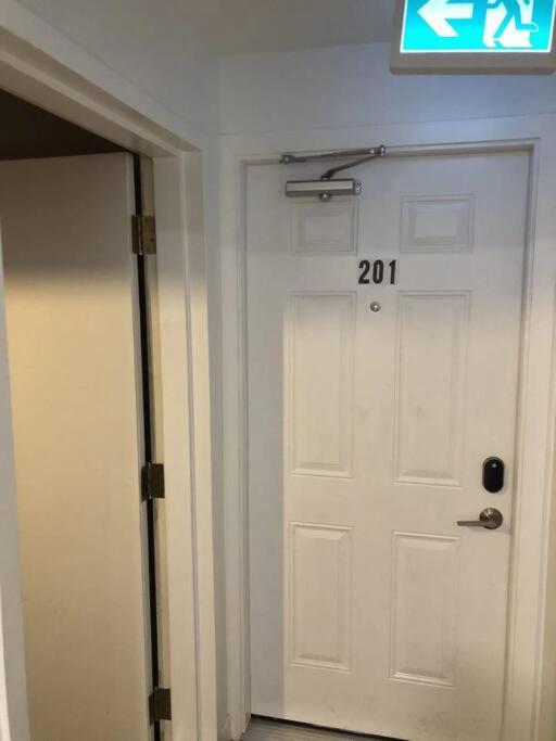 キャンモアUnit #201 Cozy Mountain View 1Br In Dtアパートメント エクステリア 写真